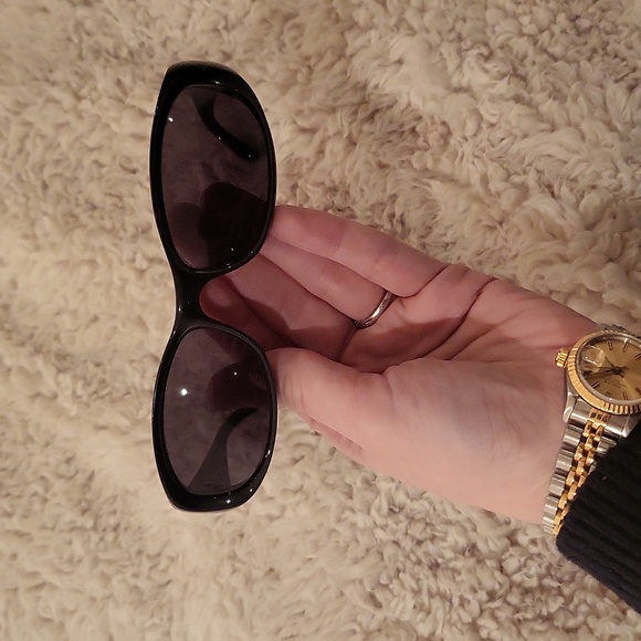 Gucci Stylish Black Sunglasses - Picture 5 of 8